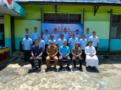 DIREKTUR PERUMDAM TIRTA BENGKAYANG SERAHKAN SK PENGANGKATAN PEGAWAI DAN PELEPASAN PEGAWAI PURNA TUGAS