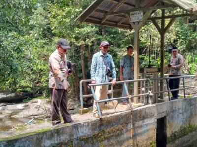 PLT.DIREKTUR PERUMDAM TIRTA BENGKAYANG TINJAU KONDISI SUMBER AIR DI INTAKE MADI, KECAMATAN LUMAR
