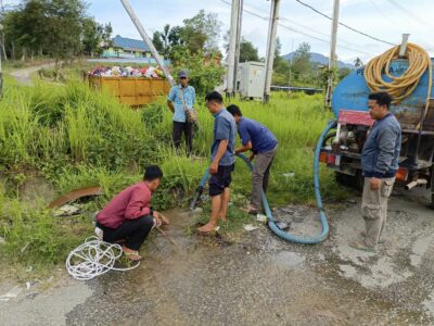 PERUMDAM TIRTA BENGKAYANG TANGANI KELUHAN PELANGGAN DI BEBERAPA LOKASI