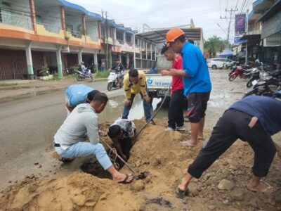 PERUMDAM TIRTA BENGKAYANG TANGANI KELUHAN PELANGGAN DI BEBERAPA WILAYAH